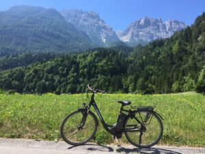 Bild von einem Fahrrad auf dem Draunradweg mit herrlicher Bergkulisse.