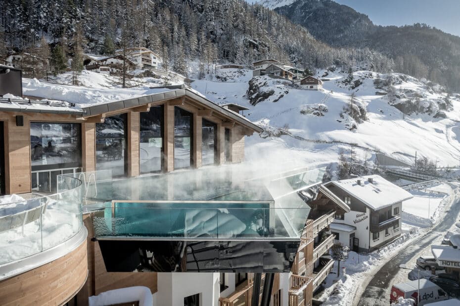 Infinity Poll über Sölden im Hotel Das Central. Das heisse Wasser dampft, die Berge sind verschneit.